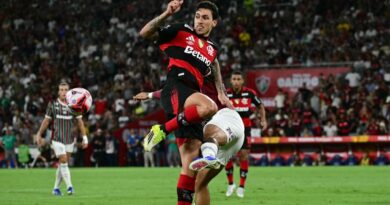 Rossi pega dois pênaltis e Flamengo conquista título do Campeonato Carioca contra o Fluminense Rossi pega dois pênaltis e Flamengo conquista título do Campeonato Carioca contra o Fluminense