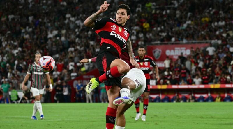 Rossi pega dois pênaltis e Flamengo conquista título do Campeonato Carioca contra o Fluminense Rossi pega dois pênaltis e Flamengo conquista título do Campeonato Carioca contra o Fluminense
