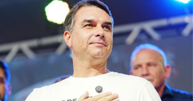 Com pai na UTI Flavio Bolsonaro celebra com apoiadores em Rondônia Com pai na UTI Flavio Bolsonaro celebra com apoiadores em Rondônia