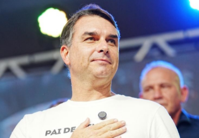 Com pai na UTI Flavio Bolsonaro celebra com apoiadores em Rondônia Com pai na UTI Flavio Bolsonaro celebra com apoiadores em Rondônia