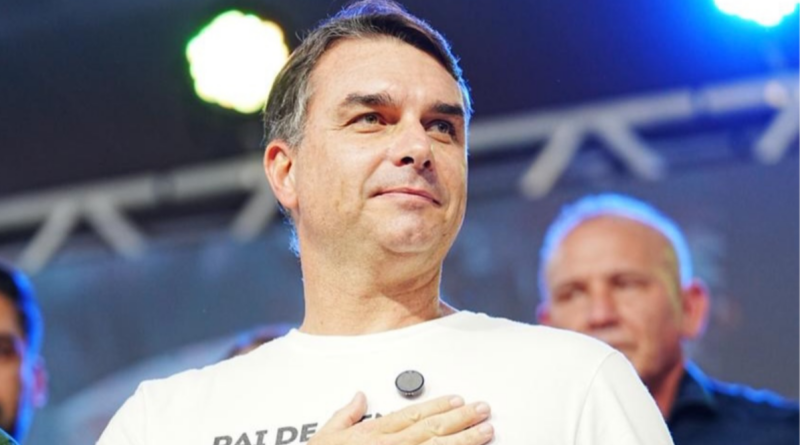 Com pai na UTI Flavio Bolsonaro celebra com apoiadores em Rondônia Com pai na UTI Flavio Bolsonaro celebra com apoiadores em Rondônia
