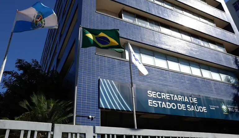 Governador interino, do Rio de Janeiro, “passa pente-fino” na saúde