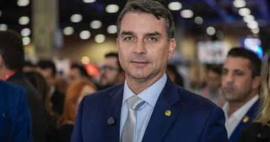 Flávio Bolsonaro visitou Vorcaro, quando ex-banqueiro estava em prisão domiciliar