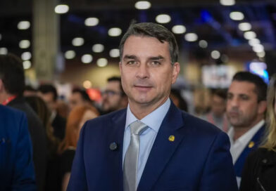 Flávio Bolsonaro visitou Vorcaro, quando ex-banqueiro estava em prisão domiciliar