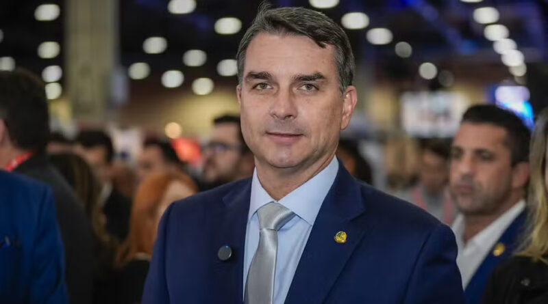 Flávio Bolsonaro visitou Vorcaro, quando ex-banqueiro estava em prisão domiciliar