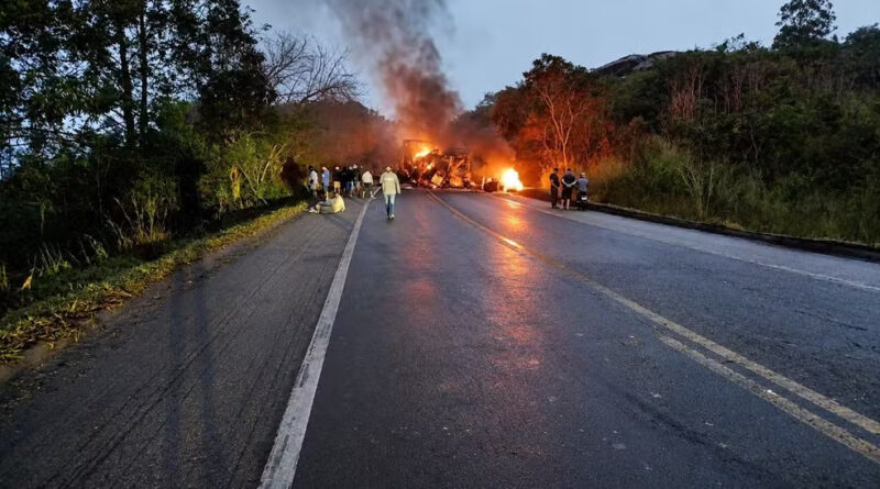 Acidente na BR-251: ônibus e carreta pegam fogo e deixam oito mortos em MG Acidente na BR-251: ônibus e carreta pegam fogo e deixam oito mortos em MG