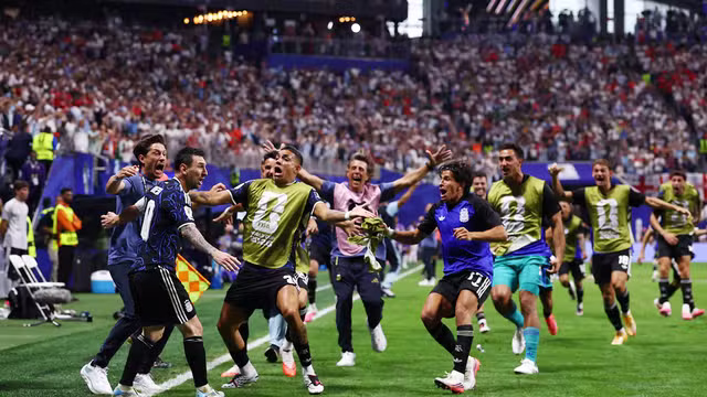 Argentina sufoca a Inglaterra até virar e vai em busca do tetra da Copa Argentina sufoca a Inglaterra até virar e vai em busca do tetra da Copa