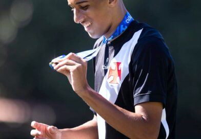 Cardosense, jogador do Vasco, comemora com a família conquista do Sub 15 da Série A do Carioca 2026