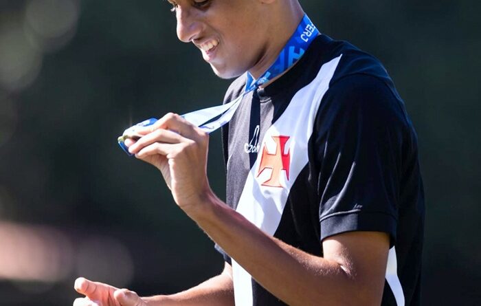 Cardosense, jogador do Vasco, comemora com a família conquista do Sub 15 da Série A do Carioca 2026
