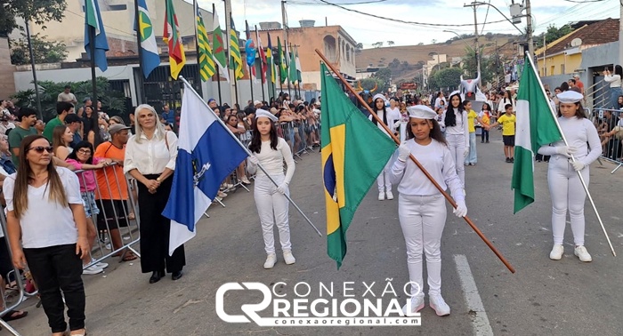 Desfile Escolar celebra a história do Brasil e emociona público na Festa de Julho em Cardoso Moreira