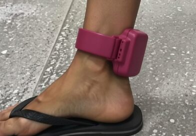 Tornozeleira Rosa para agressores de mulheres vai para plenário da ALERJ