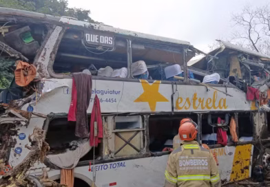 Dez pessoas morrem após ônibus tombar em Petrópolis