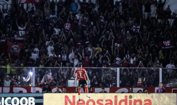 Flamengo goleia Mirassol e se aproxima do Palmeiras na liderança do Brasileiro