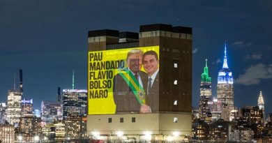 Protesto em Nova York exibe montagem de Flávio Bolsonaro entregando faixa a Trump
