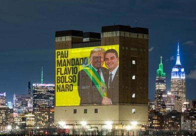 Protesto em Nova York exibe montagem de Flávio Bolsonaro entregando faixa a Trump