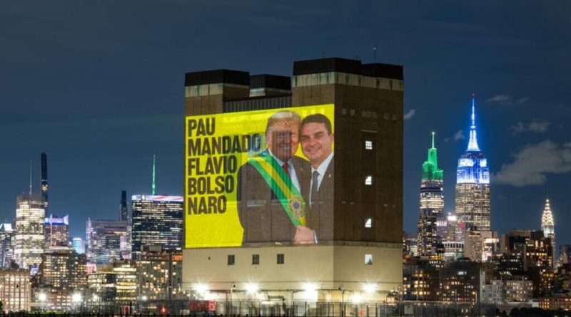 Protesto em Nova York exibe montagem de Flávio Bolsonaro entregando faixa a Trump