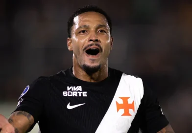 Diretor de futebol do Vasco confirma que David estará disponível para duelo com o Vitória