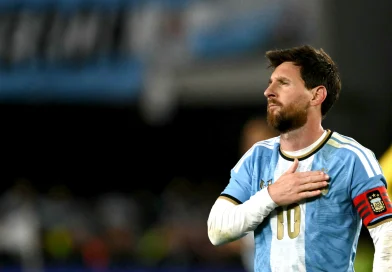 Messi chora, comanda Argentina e se despede com vitória, gol e assistências