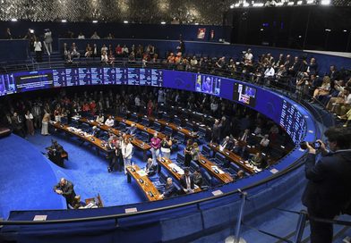 Escala 6×1 é aprovada, em dois turnos e reduz jornada de trabalho Escala 6×1 é aprovada, em dois turnos e reduz jornada de trabalho