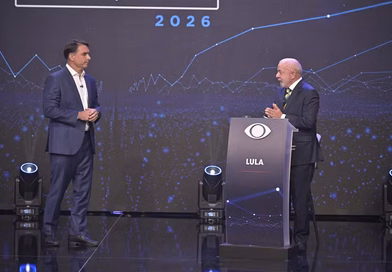 No 1º debate, Lula e Flávio Bolsonaro trocam acusações e provocações