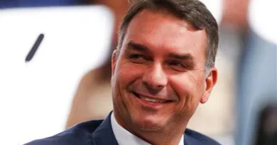 Após fuga, Flávio se diz ‘presidente eleito’, apaga post e passa a se chamar de ‘líder do Brasil’