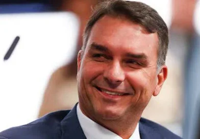 Após fuga, Flávio se diz ‘presidente eleito’, apaga post e passa a se chamar de ‘líder do Brasil’
