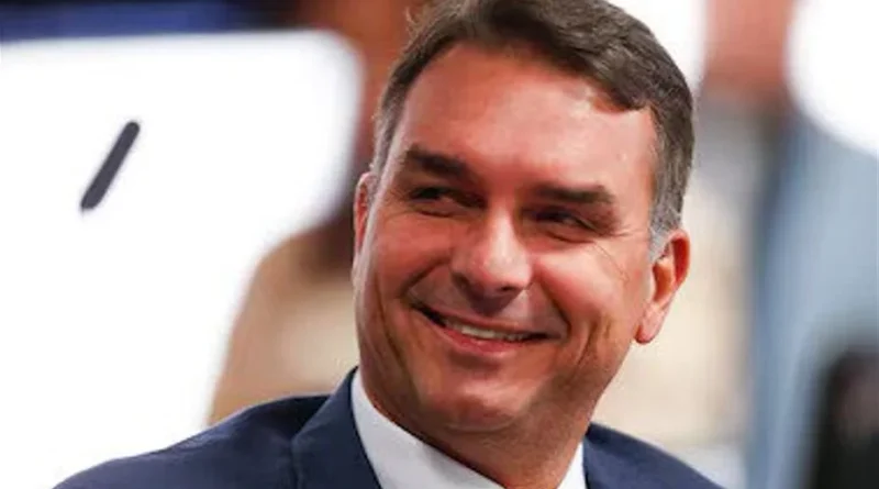 Após fuga, Flávio se diz ‘presidente eleito’, apaga post e passa a se chamar de ‘líder do Brasil’