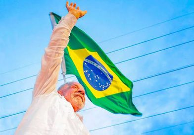 Em virada histórica, Lula é reeleito presidente do Brasil