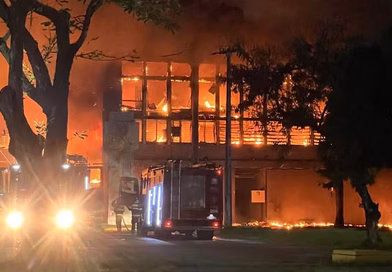 Em meio a manifestações pró-Lula, Universidade Federal de PE é atingida por incêndio