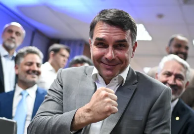 Flávio Bolsonaro foi embora para os EUA Flávio Bolsonaro foi embora para os EUA